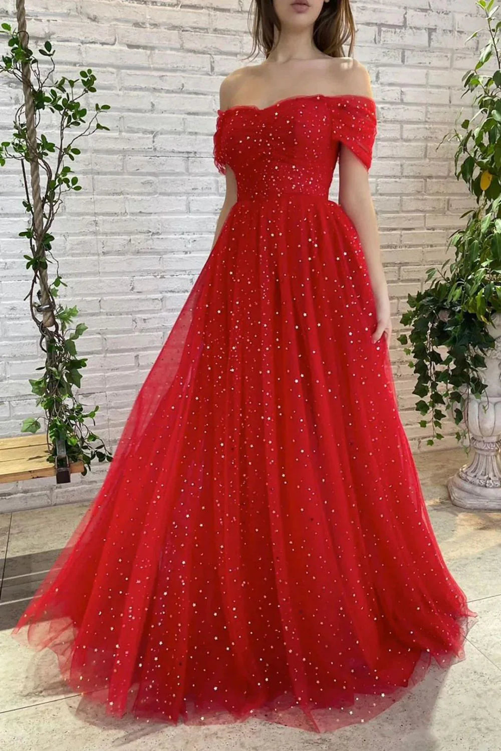 Encantador vestido de fiesta largo rojo con hombros descubiertos y corte en A